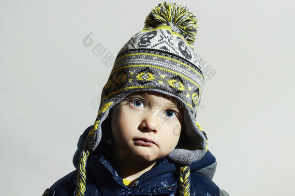 蓝眼睛的孩子。时尚的孩子。冬天帽子里时髦的小男孩