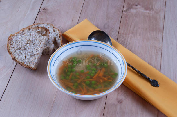 一碗热汤和青豌豆