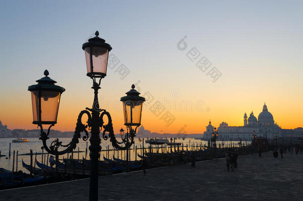 日落时分在圣马可广场的经典灯柱