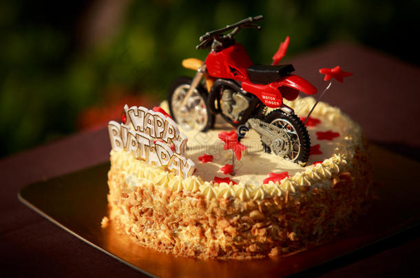 用摩托车和<strong>红星</strong>装饰的生日蛋糕