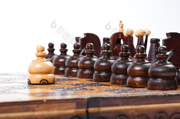 国际象棋比赛，孤独的白色棋子在敌人面前