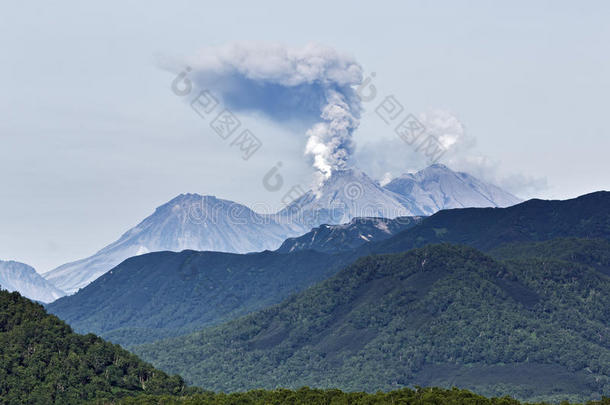 美丽的火山景观：喷发活火山