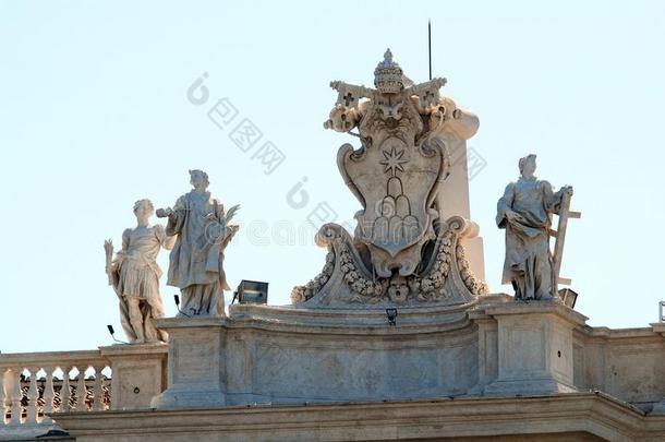 梵蒂冈城市正面的雕塑作品
