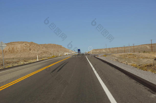 沙漠公路上的远方卡车