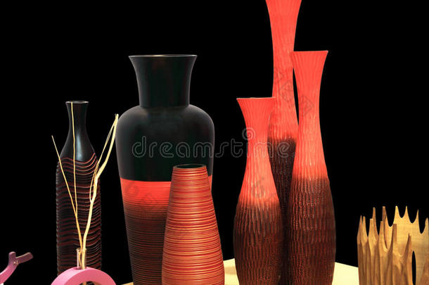 色彩鲜艳的木制花瓶