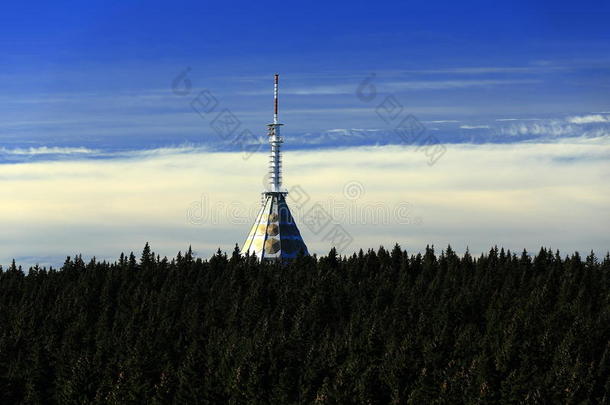 在捷克共和国北部的黑山(捷克共和国：krkonose，pecpodsenzkou)上的电视发射机