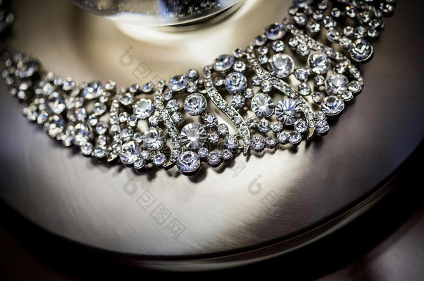 美丽的银色宝石项链上的抛光铝