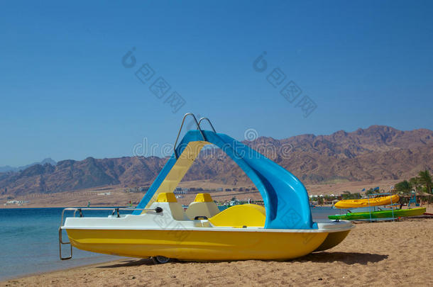 活动海滩床蓝色船