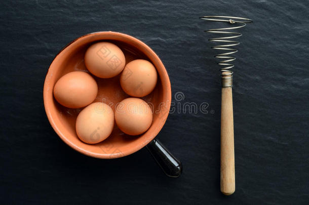 鸡<strong>蛋</strong>放在带<strong>打蛋器</strong>的碗里