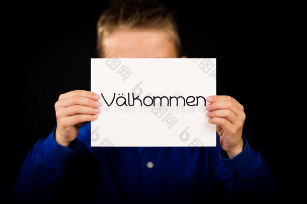 孩子拿着牌子和瑞典语Valkommen-欢迎