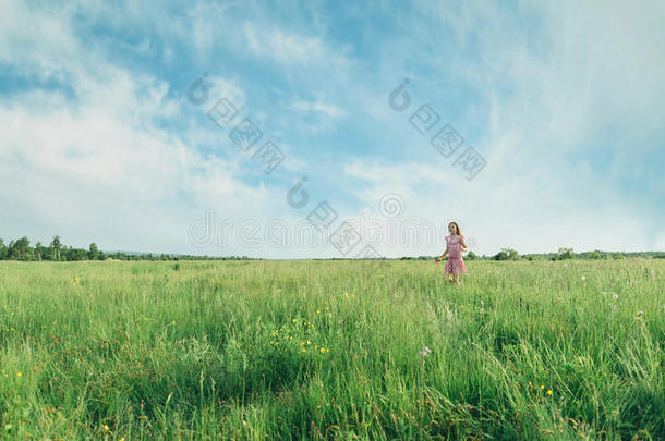 女孩夏日草地上散步的女孩