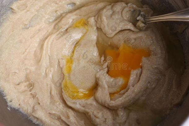 黄油，红糖和白糖，与搅拌鸡蛋在搅拌碗与叉子