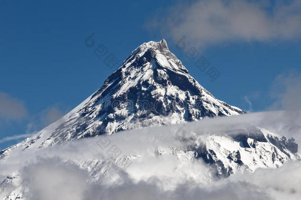 美丽的火山景观：云层上方的火山景观