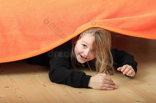 孩子躲在床底下