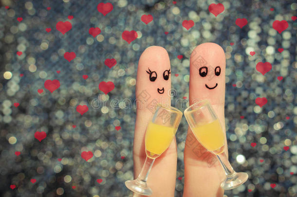 一对幸福夫妇的手指艺术。 一对夫妇很高兴。 <strong>两杯香槟</strong>。 情人节。