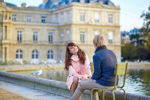 巴黎卢森堡花园里的一对夫妇