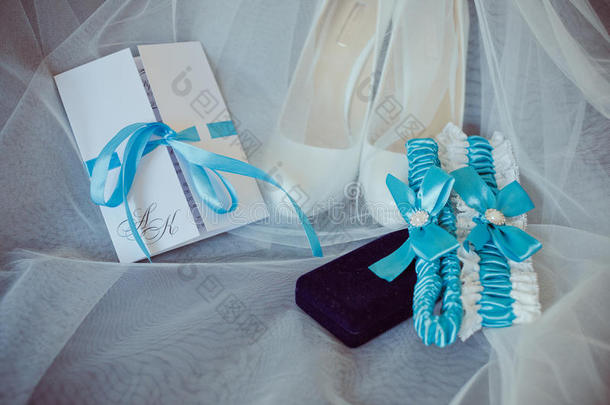 特写新娘吊带与花边装饰和蓝色缎子蝴蝶结