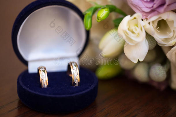结婚花束和结婚戒指
