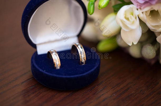 结婚花束和结婚戒指