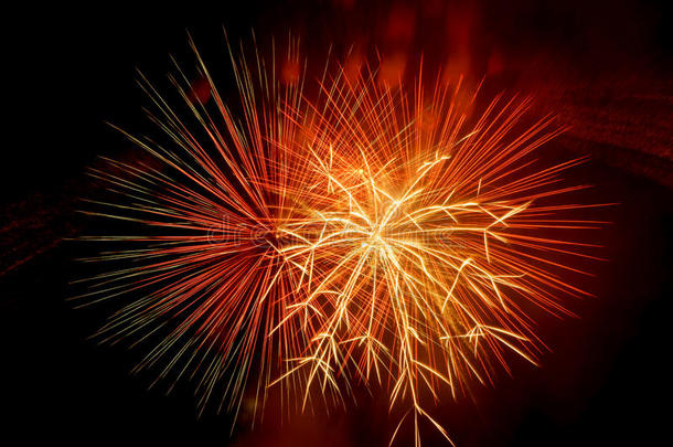 美丽而丰富多彩的烟花和火花庆祝新年或其他活动