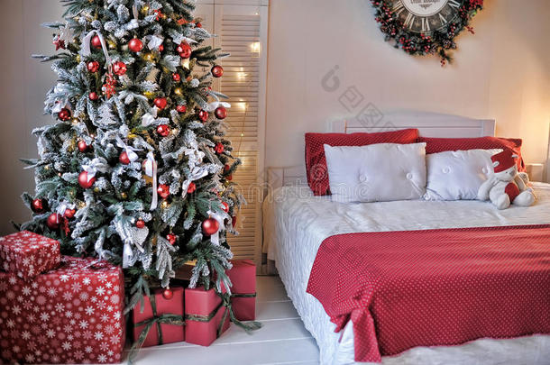 圣诞树旁边的床