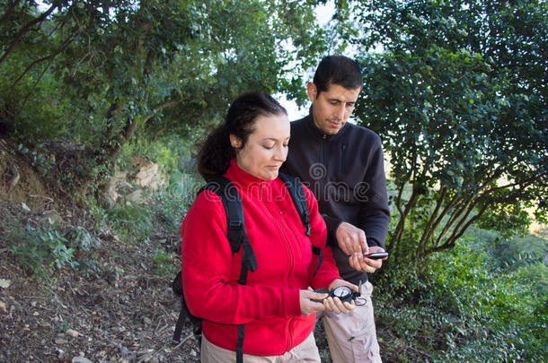 夫妇徒步旅行使用指南针和电话地图