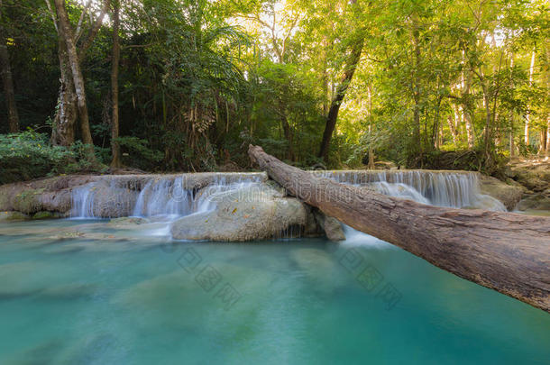 泰国Kanchanaburi国家公园的深林瀑布
