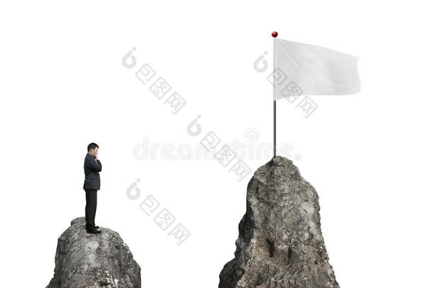 商人站在山顶上，拿着空白的旗帜和白色