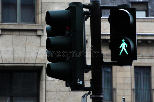 行人过街灯和红绿灯，绿色