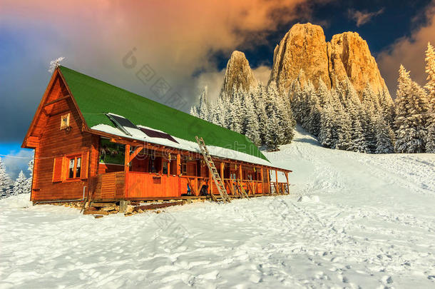 五彩缤纷的冬季日落和shelter，carpathians，transylvania，romania，europe