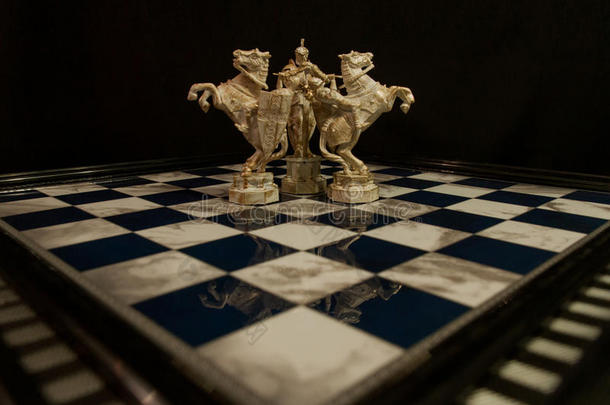 国际象棋白国王和两个白色骑士