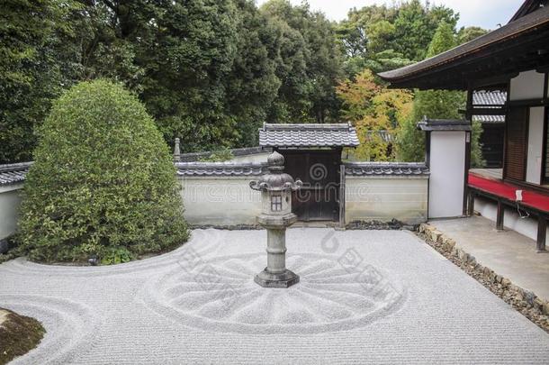 古代的花园绿色日本人枯山水