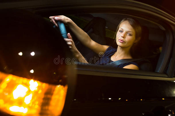 晚上开车-漂亮的年轻女人开车