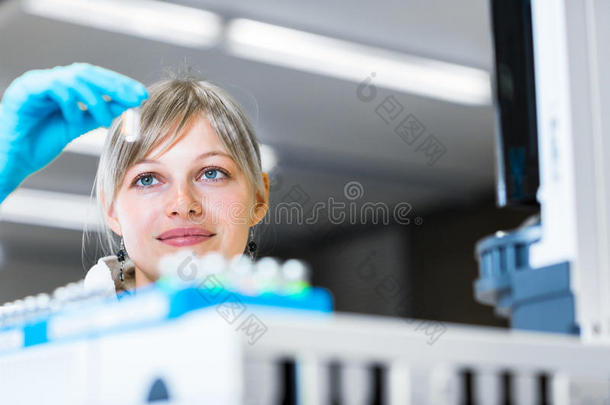 一位在实验室进行研究的女研究员的画像