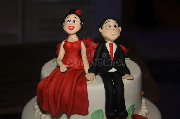 订婚夫妇在婚礼蛋糕上