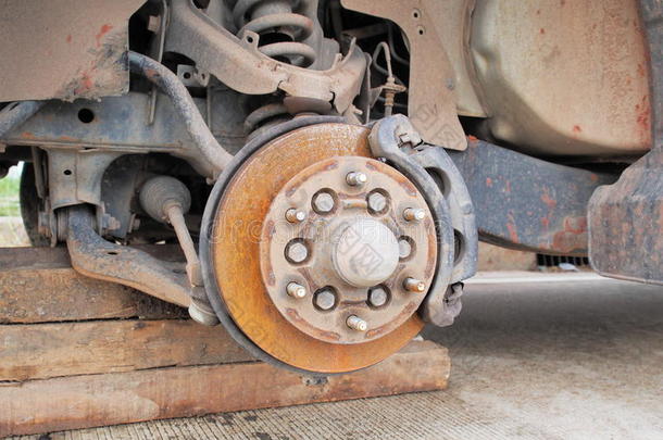 前轮轮毂，圆盘，板，生锈转子，生锈轴承，在损坏的轮胎更换过程中。