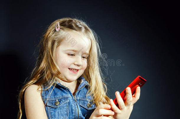 可爱的小女孩用新手机说话。