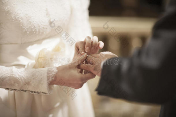婚礼婚礼中新娘和新郎的手