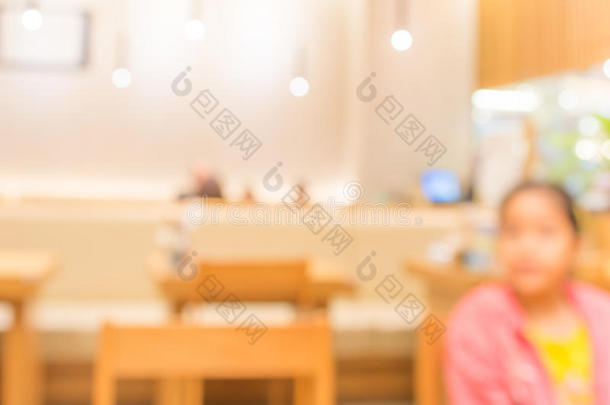 年轻顾客坐在餐厅的模糊背景图像