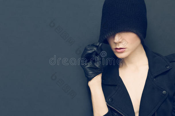 迷人的女士黑色背景，时尚手套和帽子秋季时尚风格