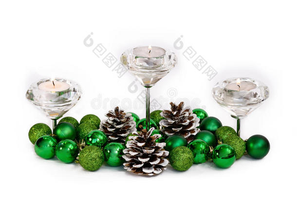 圣诞新年装饰与球童绿色球和锥在白色