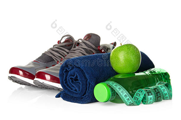 健身，减肥概念与运动鞋，青苹果，瓶装饮用水和卷尺