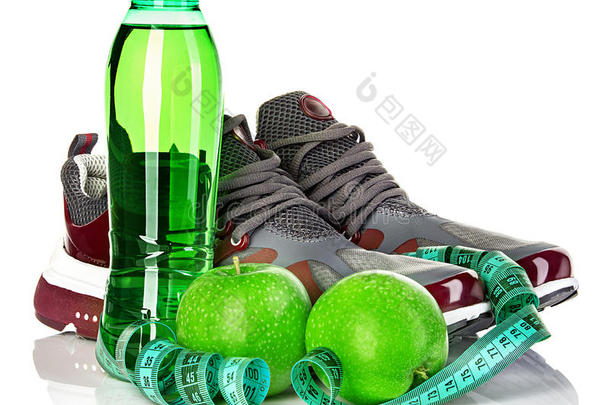 <strong>健身</strong>，<strong>减肥</strong>概念与青苹果，瓶装饮用水和卷尺
