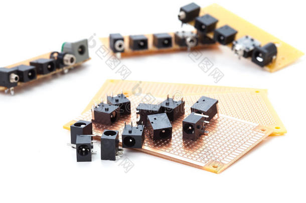 音频插孔和电源插孔放置在PCB上