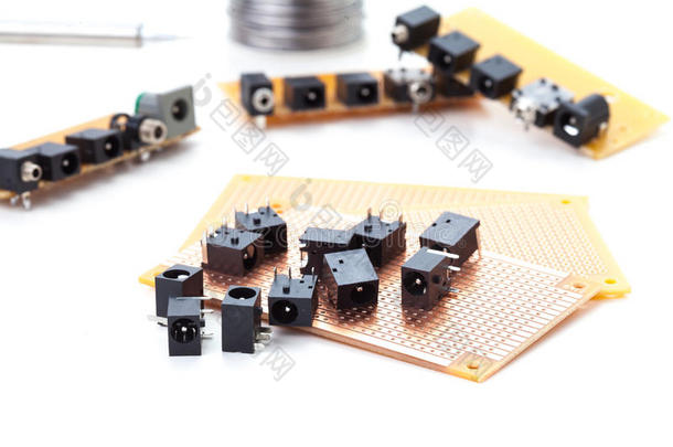 音频插孔和电源插孔放置在PCB上