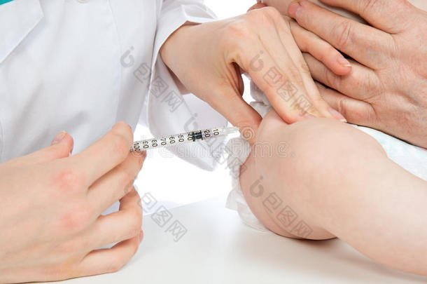 医生用注射器给儿童婴儿注射流感疫苗