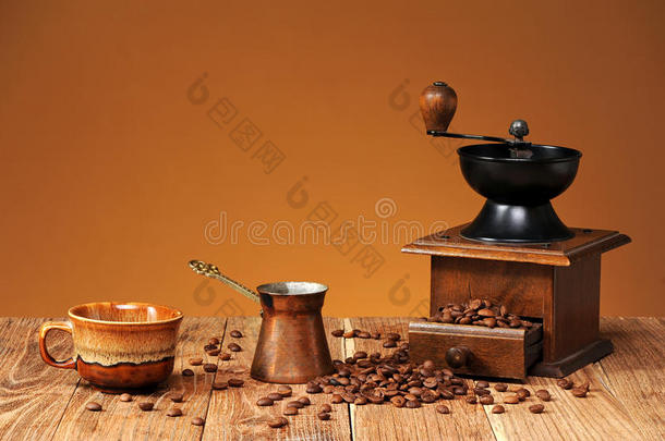 咖啡磨床，咖啡壶和咖啡谷