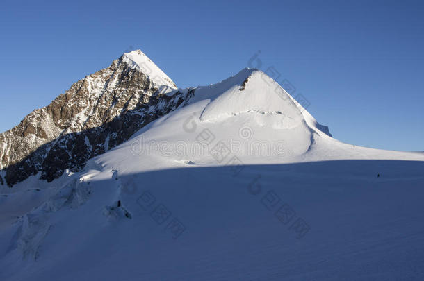 登山家阿尔卑斯山奥斯塔蓝色登山者