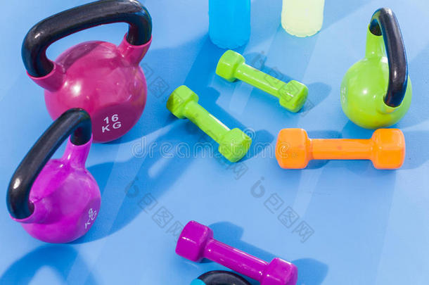 健身房的颜色重量、哑铃、水壶铃和等渗饮料。 <strong>室内照片</strong>