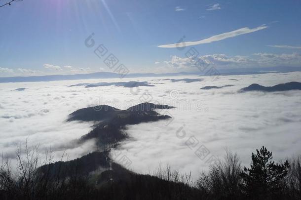 雾和山。